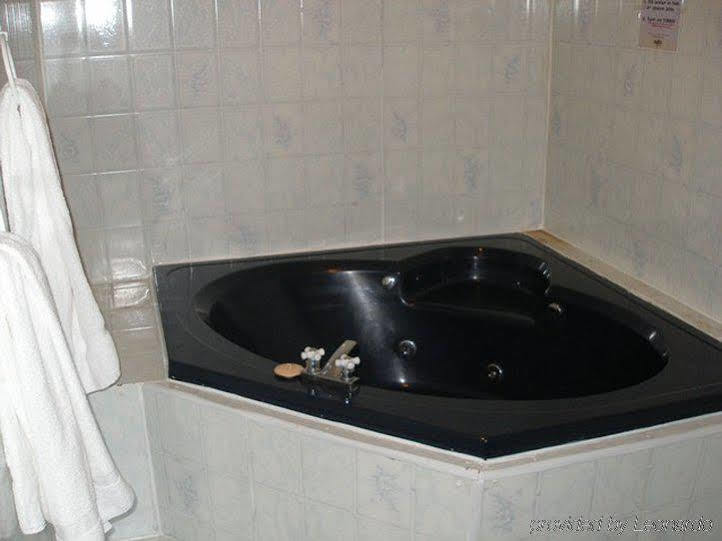 Lively Inn And Suites - Sudbury Naughton Room photo